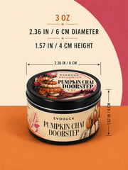 Zestaw upominkowy świec zapachowych „Pumpkin Chai Doorstep”, zapach „Pumpkin Chai & Oak”, 6 sztuk świec w puszkach o pojemności 3 uncji wraz z pudełkami, składaną kartką oraz dekoracjami jesiennymi