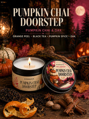 Zestaw upominkowy świec zapachowych „Pumpkin Chai Doorstep”, zapach „Pumpkin Chai & Oak”, 6 sztuk świec w puszkach o pojemności 3 uncji wraz z pudełkami, składaną kartką oraz dekoracjami jesiennymi