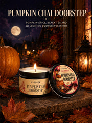 Zestaw upominkowy świec zapachowych „Pumpkin Chai Doorstep”, zapach „Pumpkin Chai & Oak”, 6 sztuk świec w puszkach o pojemności 3 uncji wraz z pudełkami, składaną kartką oraz dekoracjami jesiennymi