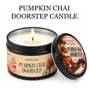 Zestaw upominkowy świec zapachowych „Pumpkin Chai Doorstep”, zapach „Pumpkin Chai & Oak”, 6 sztuk świec w puszkach o pojemności 3 uncji wraz z pudełkami, składaną kartką oraz dekoracjami jesiennymi