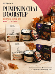 Zestaw upominkowy świec zapachowych „Pumpkin Chai Doorstep”, zapach „Pumpkin Chai & Oak”, 6 sztuk świec w puszkach o pojemności 3 uncji wraz z pudełkami, składaną kartką oraz dekoracjami jesiennymi
